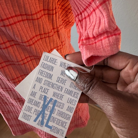 NWT!! ❤️💗 LuLaRoe Coral Striped Short Sleeve Top - Picture 6 of 8